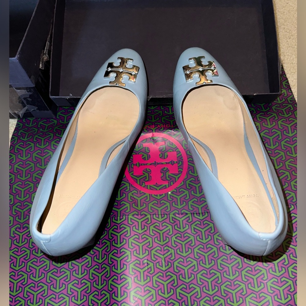 Tory Burch Raleigh Pumps Light Blue Silver Logo